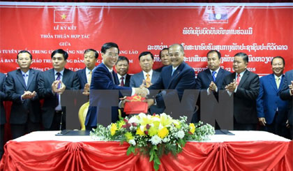 Lễ ký Biên bản thỏa thuận hợp tác giữa Ban Tuyên giáo hai nước giai đoạn 2016-2021. Ảnh: Phạm Kiên/TTXVN