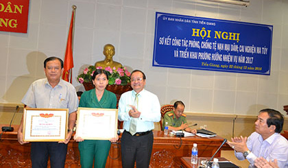 Ông Trần Thanh Đức, Phó Chủ tịch UBND tỉnh trao bằng khen của Bộ Lao động Thương binh và xã hội cho 2 tập thể tại hội nghị