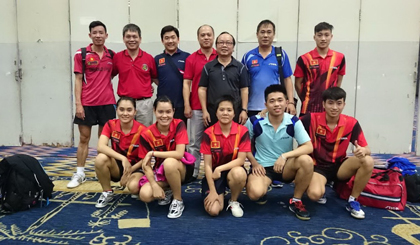 Các thành viên của hai đội bóng bàn nam và nữ VN giành HCV tại Giải vô địch Đông Nam Á 2016. Ảnh: Nguyễn Hùng