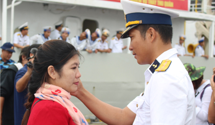 Trung úy Lê Bá Tùng chia tay vợ lên đường công tác tại huyện đảo Hoàng Sa.