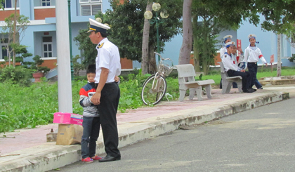 2 bố con Trung úy Tống Văn Tùng ôm nhau trước lúc lên đường.