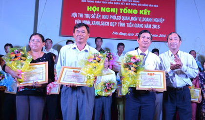 Ông Nguyễn Ngọc Minh, Giám đốc Sở VHTT&DL tỉnh trao giấy khen cho đại diện các cơ quan, đơn vị đạt giải nhất, nhì của hội thi trụ sở cơ quan đơn vị doanh nghiệp xanh, sạch, đẹp cấp tỉnh.