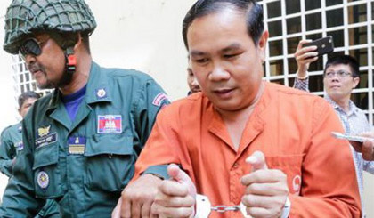 Cảnh sát Campuchia dẫn giải ông Um Sam An (áo cam). Nguồn: phnompenhpost
