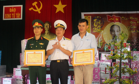 Tặng quà của Bộ Quốc phòng cho cán bộ, chiến sĩ và nhân dân xã đảo Song Tử Tây.