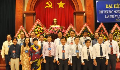 Ban Chấp hành Hội VH-NT tỉnh nhiệm kỳ mới ra mắt tại đại hội.