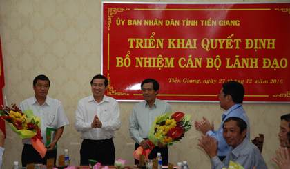 Chủ tịch UBND tỉnh Lê Văn Hưởng trao quyết định điều động, bổ nhiệm và tặng hoa chúc mừng tân Giám đốc Sở VH-TT-DL và tân Giám đốc Sở Nội vụ
