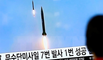 Bản tin truyền hình Hàn Quốc về một vụ thử tên lửa của Triều Tiên. Nguồn: EPA/TTXVN