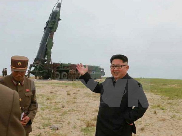 Nhà lãnh đạo Triều Tiên Kim Jong-un thị sát một vụ phóng thử tên lửa tầm trung Musudan tại thành phố Wonsan ở bờ biển phía đông Triều Tiên. Ảnh: Yonhap/TTXVN