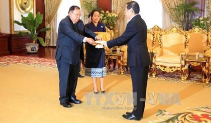 The new Vietnamese Ambassador to Laos, Nguyen Ba Hung presents his letter of credentials to Lao President Bounnhang Volachith (Credit VNA)
