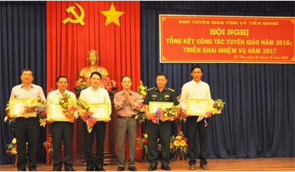 Ông Trần Kim Trát, Ủy viên Ban Thường vụ, Trưởng Ban Tuyên giáo Tỉnh ủy tặng Giấy khen cho các tập thể.