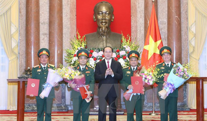 Chủ tịch nước Trần Đại Quang trao Quyết định thăng quân hàm từ Trung tướng lên Thượng tướng cho 4 sỹ quan quân đội. Ảnh: Nhan Sáng/TTXVN