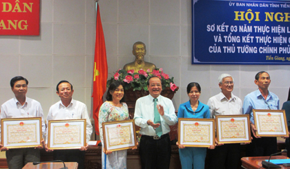 Ông Trần Thanh Đức, Phó Chủ tịch UBND tỉnh trao tặng Bằng khen của UBND tỉnh cho các tập thể và cá nhân.