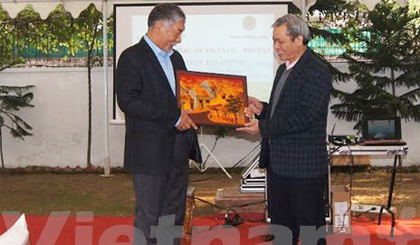  Đại sứ Việt Nam tại Ấn Độ kiêm nhiệm Bhutan và Nepal Tôn Sinh Thành trao quà lưu niệm cho Đại sứ Bhutan. Ảnh: Huy Bình/Vietnam+