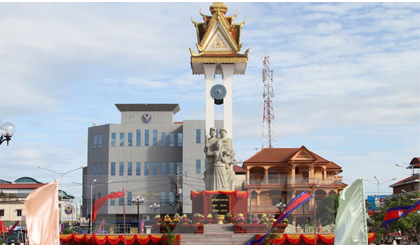 Tượng đài hữu nghị Việt Nam-Campuchia tại tỉnh Kompong Chhnang. khánh thành ngày 3-1. Ảnh: Chí Hùng/TTXVN