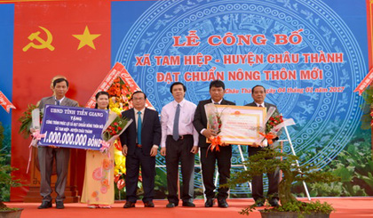 Secretary of the Provincial Party Committee Nguyen Van Danh handed over the Recognition and the welfare work worth VND1 billion.