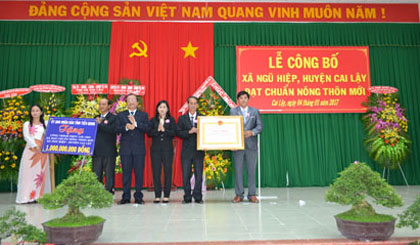 Vice Chairwoman of the Provincial People’s Council Nguyen Thi Sang handed over the Recognition and the welfare work worth VND1 billion.