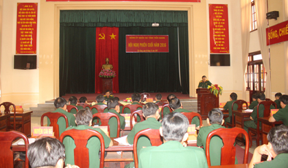 Ảnh: Đại tá Cao Văn Mĩa, Phó Bí thư Đảng ủy, Chính ủy Bộ CHQS tỉnh phát biểu kết luận hội nghị.