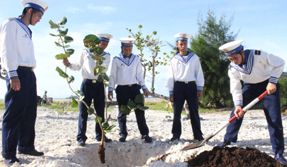 Officers and soldiers of the Son Ca island planted tree to express gratitude to Uncle Ho
