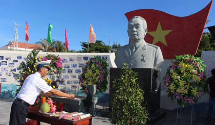 Burning incense to commemorate General Vo Nguyen Giap on the Son Ca island