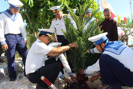Planting trees in the General Vo Nguyen Giap park