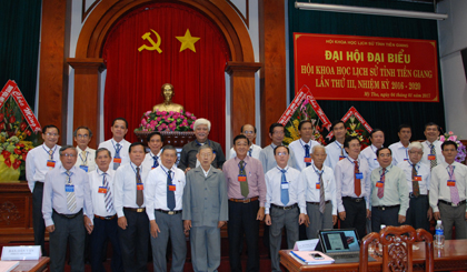 Lãnh đạo tỉnh và Hội sử học Việt Nam chụp ảnh lưu niệm cùng Ban chấp hành Hội khoa học lịch sử tỉnh nhiệm kỳ 2016-2020.