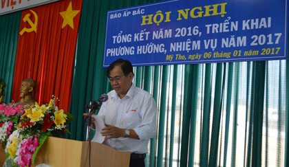Tổng Biên tập Nguyễn Minh Tân trình bày báo cáo hoạt động năm 2016 của Báo Ấp Bắc. Ảnh: NHƯ LAM