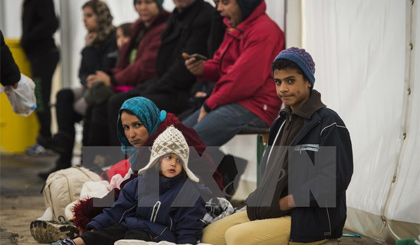 Người tị nạn chờ để đăng ký xin tị nạn tại Berlin. Nguồn: AFP/TTXVN