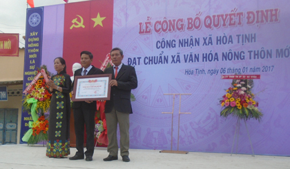 Bà Nguyễn Thị Tiếp, Phó Chủ tịch UBND huyện Chợ Gạo trao QĐ công nhận xã Hoà Tịnh đạt chuẩn văn hoá nông thôn mới