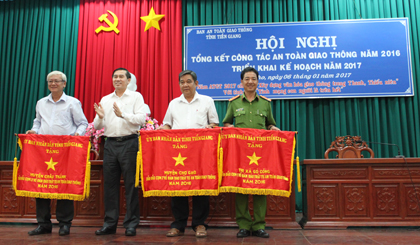  Chú thích ảnh: ông Lê Văn Hưởng, Chủ tịch UBND tỉnh tặng Cờ thi đua cho 3 đơn vị