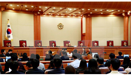 Chánh án Park Han-chul (giữa) và các thẩm phán chủ trì phiên điều trần xem xét luận tội Tổng thống Park Geun-hye lần 2 tại Tòa án Hiến pháp ở Seoul ngày 5-1. Nguồn: EPA/TTXVN