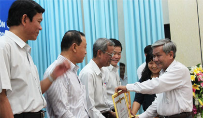 Ông Trần Long Thôn, Ủy viên Ban Thường vụ, Trưởng Ban Dân vận Tỉnh ủy tặng Giấy khen cho các tập thể.