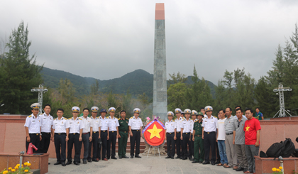 Đoàn đến viếng và đặt vòng hoa tại Nghĩa trang liệt sĩ Hàng Dương