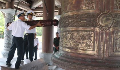 Lãnh đạo Bộ Tư lệnh Vùng 2 Hải quân đánh chuông tại Đến thờ Côn Đảo.