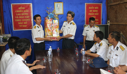 Đại tá Ngô Trí Hà,Phó Tham mưu Trưởng Vùng 2 Hải quân, trao quà của Bộ Tư lệnh Vùng 2 Hải quân đến các chiến sĩ Tiểu Đoàn Công binh 131.