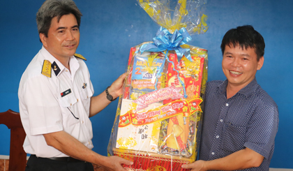 Đại diện Bộ Tư lệnh Vùng 2 Hải quân tặng quà Tết cho Ban Quản lý Cảng Vụ Bãi Đầm, huyện Công Đảo, tỉnh Bà Rịa - Vũng Tàu.