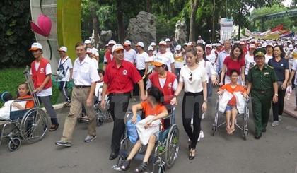A charity walk for dioxin victims last yearn (Credit: VNA)