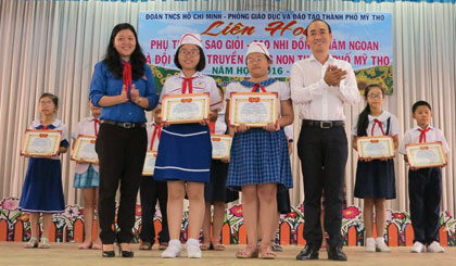 Ông Lê Văn Dũng (Trưởng phòng GD-ĐT) và chị Dương Thị Hương (Bí thư Thành đoàn Mỹ Tho) trao giải Nhất bảng A và B cho khối tiểu học.