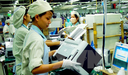 Lắp ráp sản phẩm tại công ty Samsung Việt Nam. Ảnh: Thái Hùng/TTXVN