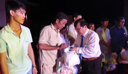 ông Phạm Anh Tuấn, Phó Chủ tịch UBND tỉnh tặng quà Tết cho CNLĐ có hoàn cảnh khó khăn tại đêm văn nghệ.
