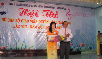 Ông Cao Tấn Hưởng trưởng phòng Giáo dục huyện trao thưởng cho thí sinh Phan Thị Diễm Trinh.