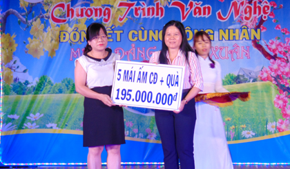 Tại đêm văn nghệ, Công ty TNHH Túi xách Simone (khu công nghiệp Tân Hương, huyện Châu Thành) đóng góp quà cho CNLĐ và Quỹ Mái ấm Công đoàn gần 200 triệu đồng.