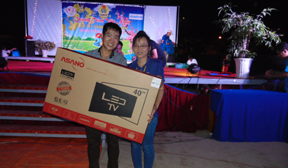 Vợ chồng chị Nguyễn Thị Hồng Công, công nhân Công ty TNHH Túi xách Simone vui mừng khi mai mắn nhận được giải đặc biệt là một chiếc ti vi mặt phẳng 40 inch từ chương trình rút thăm trúng thưởng.