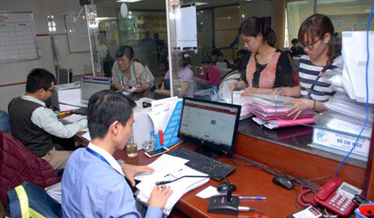 Customers register their bussinesses at Hanoi Department of Planning and Investment (Photo: vietnamnet.vn)