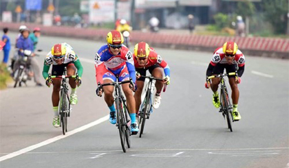 Cyclists compete in the sixth stage of the Bến Tre Television Cycling Tournament yesterday. — Photo qdnd.vn