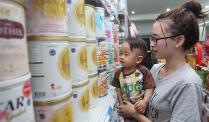Chính phủ vừa thống nhất tiếp tục thực hiện biện pháp bình ổn giá sữa dành cho trẻ em dưới 6 tuổi đến hết quý I năm 2017.