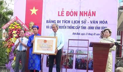 Ông Trần Kim Trát, Ủy viên Ban Thường vụ, Trưởng Ban Tuyên giáo Tỉnh ủy trao Bằng công nhận Di tích lịch sử - văn hóa cấp tỉnh đình Vĩnh Bình.