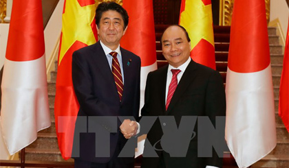 Thủ tướng Nguyễn Xuân Phúc và Thủ tướng Nhật Bản Shinzo Abe tại lễ đón. Ảnh: Thống Nhất/TTXVN
