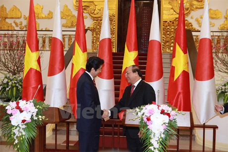 Thủ tướng Nguyễn Xuân Phúc và Thủ tướng Nhật Bản Shinzo Abe. Ảnh: Lê Minh Sơn/Vietnam+