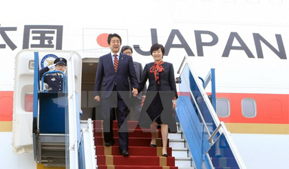 Thủ tướng Nhật Bản Shinzo Abe và Phu nhân hôm đến sân bay Quốc tế Nội Bài bắt đầu chuyến thăm chính thức Việt Nam. Ảnh: Phạm Kiên/TTXVN
