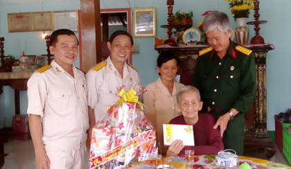 Đoàn thăm và tặng quà cho mẹ Lưu Thị Phùng, xã Tân Thuận Bình, huyện Chợ Gạo